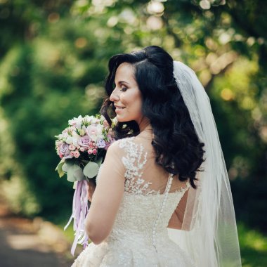 Taze düğün buketi ile Ihale zarif parlak poz 