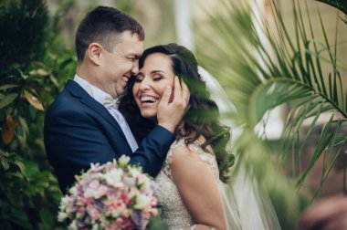 Neşeli gelin ve damat güneşli yeşil park ac poz