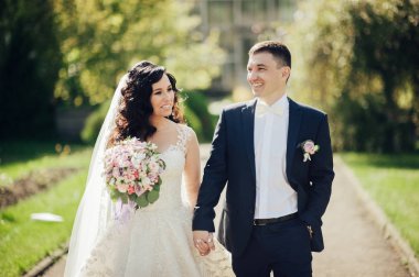 Neşeli gelin ve damat güneşli yeşil park ac poz