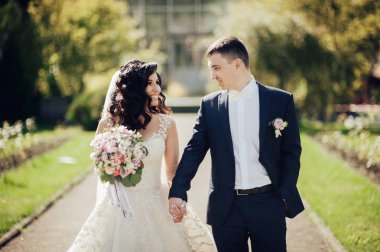 Neşeli gelin ve damat güneşli yeşil park ac poz