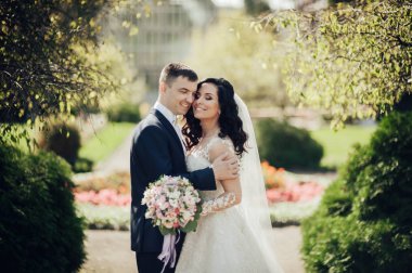 Neşeli gelin ve damat güneşli yeşil park ac poz