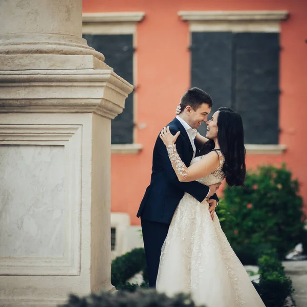 Lycklig Brudgum Och Elegant Brud Spets Bröllopsklänning Poserar City Street — Stockfoto