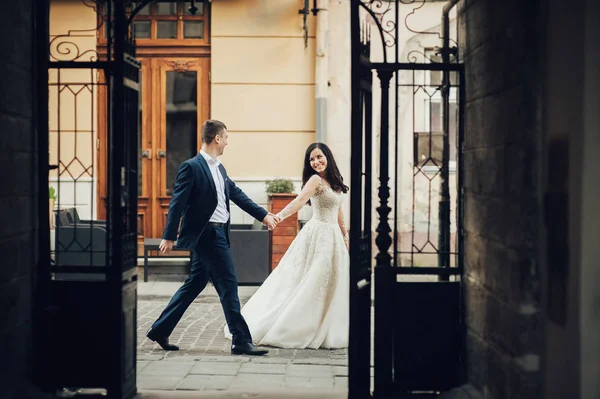 Eski Şehir Caddesinde Yürüyen Neşeli Yeni Evli Çift — Stok fotoğraf