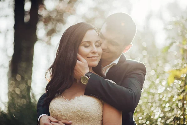 Pengantin Pria Dan Wanita Ceria Berpose Taman Hijau Cerah — Stok Foto