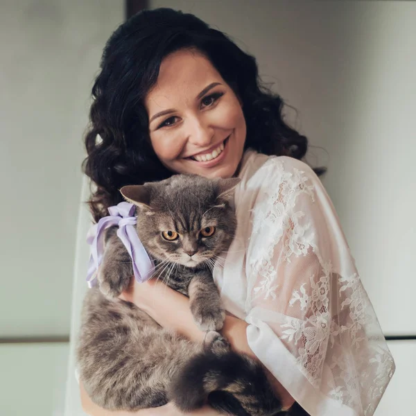 stock image Portrait of happy bride holding grey cat