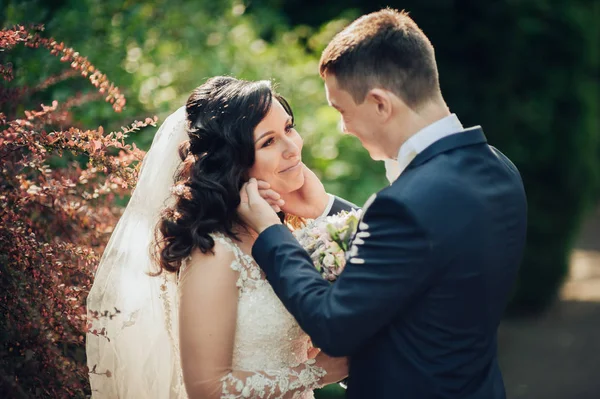 Веселая Невеста Жених Позируют Солнечном Зеленом Парке — стоковое фото