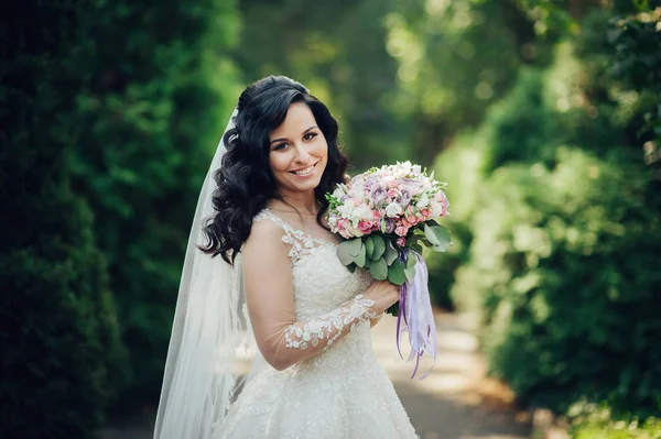 Porträt Einer Glücklichen Braut Eleganten Brautkleid — Stockfoto