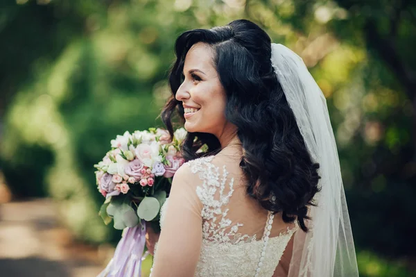 Lembut Elegan Berpose Cerah Dengan Buket Pernikahan Segar — Stok Foto