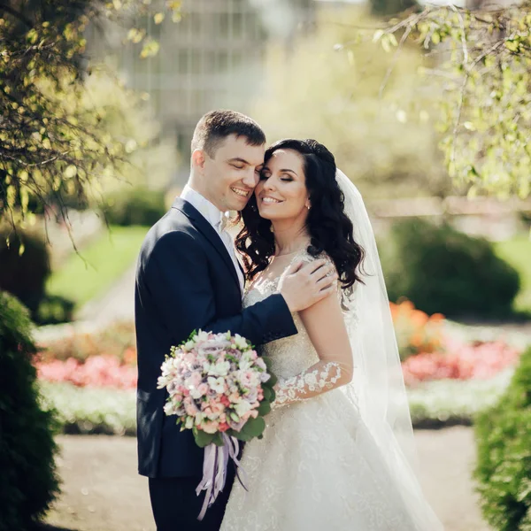 Vidám Menyasszony Vőlegény Pózol Napfényes Zöld Parkban — Stock Fotó
