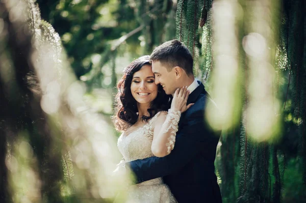 Mosolygó Boldog Menyasszony Vőlegény Pózol Zöld Tavaszi Park — Stock Fotó