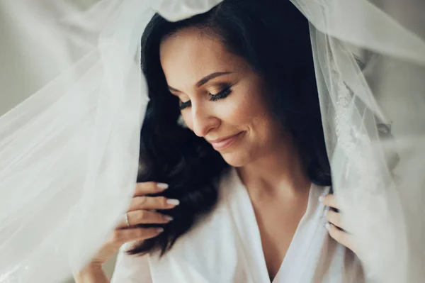 エレガントなウェディングドレスで幸せな花嫁の肖像画 ロイヤリティフリーのストック写真