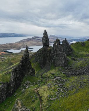 Storr 'un yaşlı adamı. Skye Adası 'ndaki İskoçya kayaları. Dikey doğa fotoğrafı.
