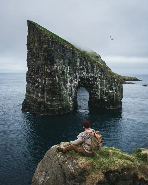 Hombre Viajero Con Mochila Sentado Acantilado Mirando Increíble Roca Grande — Foto de Stock