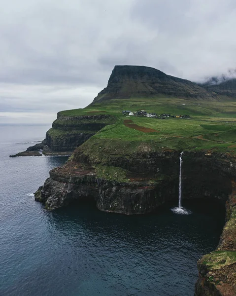 Faroe Adaları 'ndaki Mulafossur şelalesi. Gasadalur köyünün yakınındaki okyanusa düşen güzel şelale.. — Stok fotoğraf
