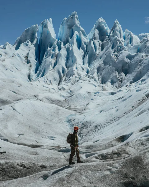 El Glaciar Perito Moreno es un glaciar ubicado en el Parque Nacional Los Glaciares en la provincia de Santa Cruz, Argentina. Escalador viajero sobre fondo glaciar Perito Moreno . —  Fotos de Stock