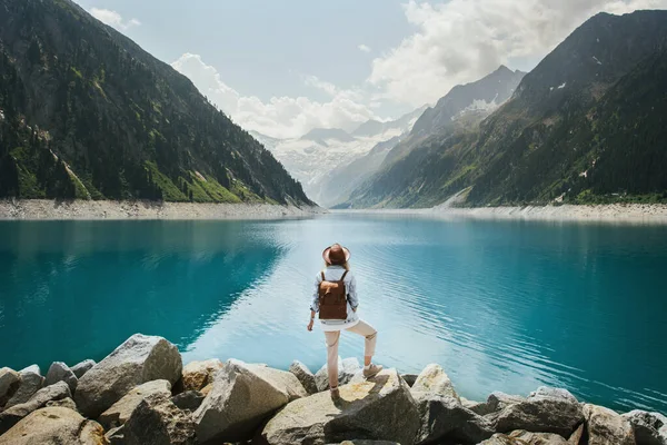 Podróżniczka Patrzy Górskie Jezioro Ludzie Plecakiem Podróżują Przygoda Podróże Regionie — Zdjęcie stockowe
