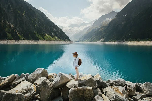 Voyageurs Fille Regarder Lac Montagne Des Gens Avec Sac Dos — Photo