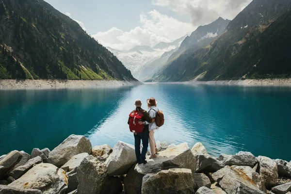 Pareja Viajeros Mira Lago Montaña Gente Con Una Mochila Viaje —  Fotos de Stock