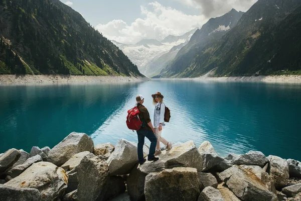Para Podróżników Patrzy Górskie Jezioro Ludzie Plecakiem Podróżują Przygoda Podróże — Zdjęcie stockowe