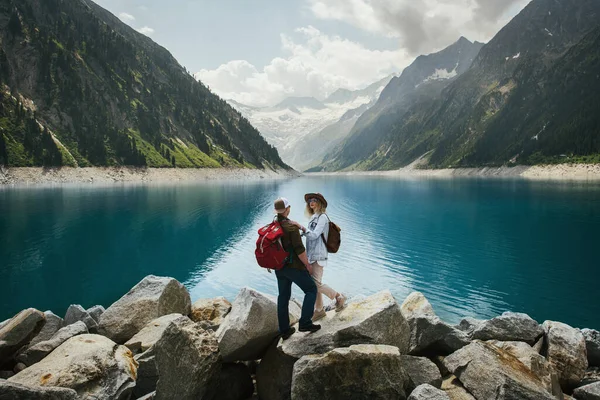 Pareja Viajeros Mira Lago Montaña Gente Con Una Mochila Viaje —  Fotos de Stock