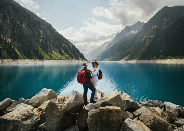 Voyageurs Couple Regarder Lac Montagne Des Gens Avec Sac Dos — Photo