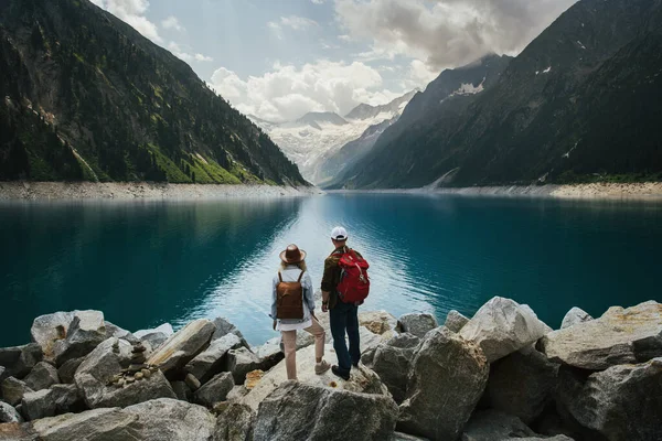Para Podróżników Patrzy Górskie Jezioro Ludzie Plecakiem Podróżują Przygoda Podróże — Zdjęcie stockowe