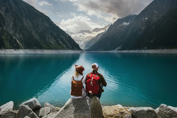 Pareja Viajeros Mira Lago Montaña Gente Con Una Mochila Viaje — Foto de Stock