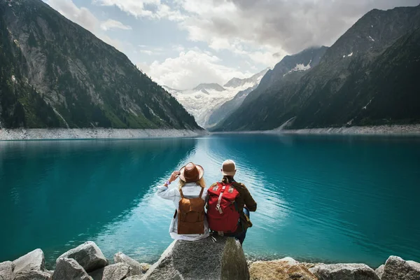 Pareja Viajeros Mira Lago Montaña Gente Con Una Mochila Viaje —  Fotos de Stock