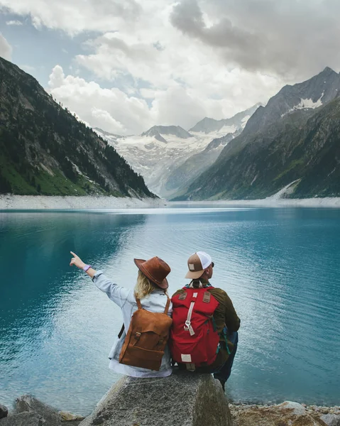 Pareja Viajeros Mira Lago Montaña Gente Con Una Mochila Viaje —  Fotos de Stock