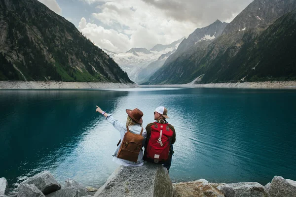 Pareja Viajeros Mira Lago Montaña Gente Con Una Mochila Viaje —  Fotos de Stock