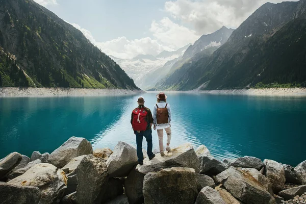 Travelers Couple Look Mountain Lake People Backpack Travel Adventure Travel — Stock Photo, Image