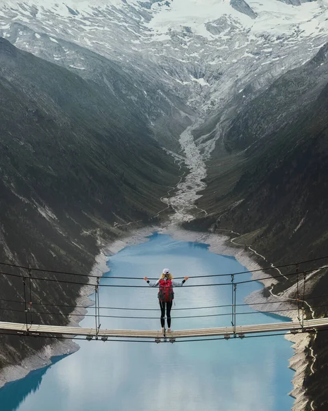 Gadis Pelancong Dengan Ransel Pegunungan Seorang Gadis Muda Berdiri Jembatan — Stok Foto