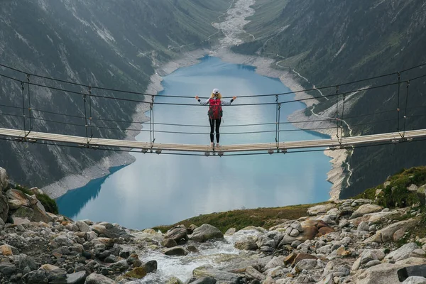 Дівчинка Подорожує Рюкзаком Горах Молода Дівчина Стоїть Висячому Мосту Тлі — стокове фото