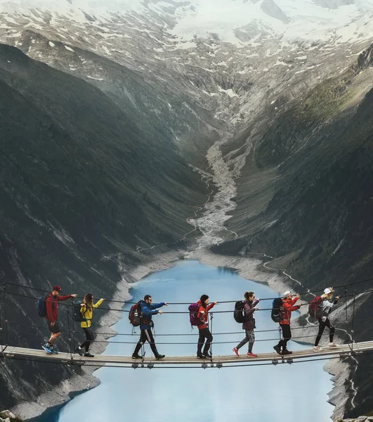 Team Travelers Backpack Mountains Group Travelers Crosses Suspension Bridge Backdrop — Stock Photo, Image
