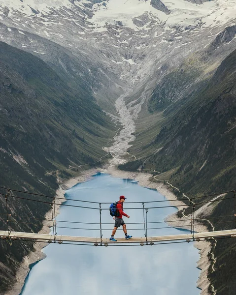 Homme Voyageur Avec Sac Dos Dans Les Montagnes Jeune Sportif — Photo