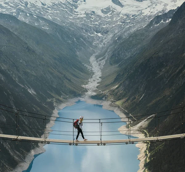 Girl Traveler Backpack Mountains Young Girl Stands Suspension Bridge Background — Stock Photo, Image