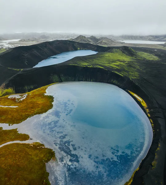 Эпический Ландшафт Исландии Голубое Кратерное Озеро Фоне Черной Вулканической Пустыни — стоковое фото