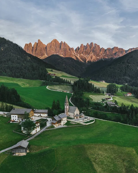 Beau Village Dans Les Alpes Santa Magdalen Sur Fond Dolomites Image En Vente