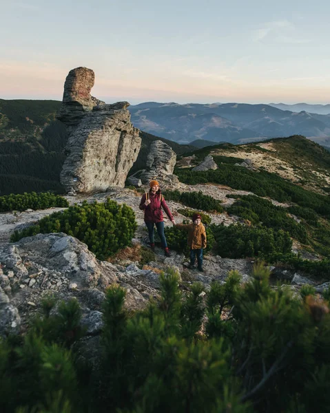 Family Travelers Backpacks Mountains Mom Son Actively Traveling Beautiful Morning ロイヤリティフリーのストック写真