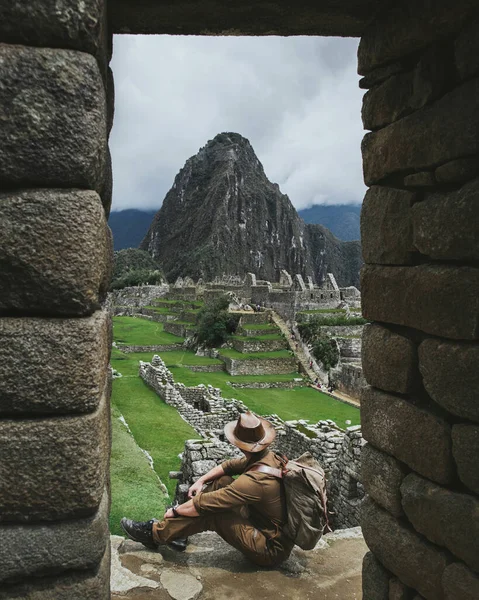 Traveler Backpack Looks Machu Picchu Man Hat Looks Ancient Historical Стокова Картинка