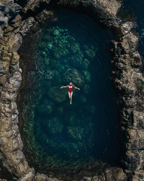 Menina Bonita Maiô Vermelho Nada Uma Piscina Natural Redonda Vista Fotos De Bancos De Imagens