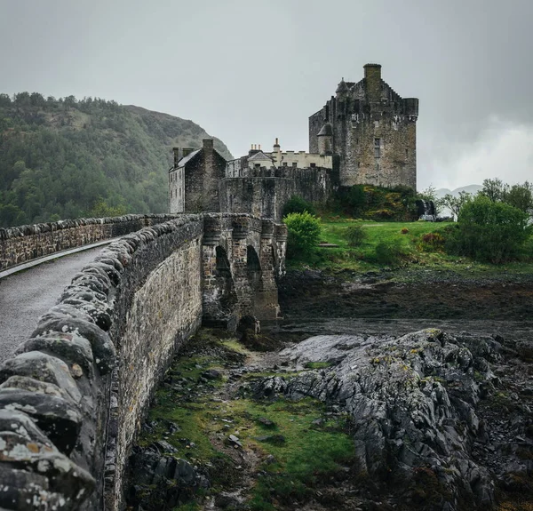 Oud Historisch Eilean Donan Castle Schotland Verenigd Koninkrijk Stenen Brug Rechtenvrije Stockafbeeldingen