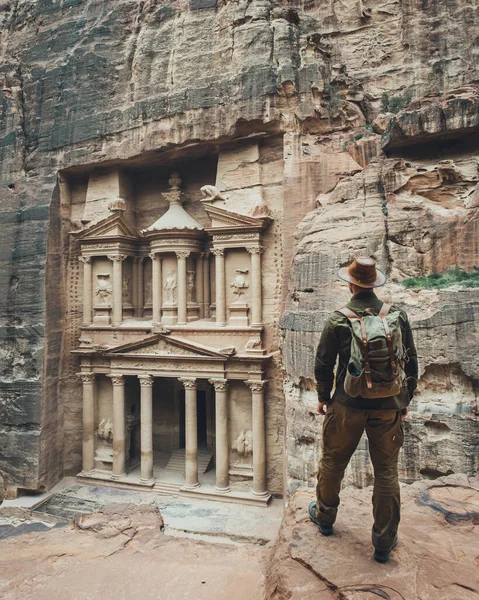 Traveler Hat Backpack Looks Khazneh Petra Indiana Jones Treasury Petra — 스톡 사진