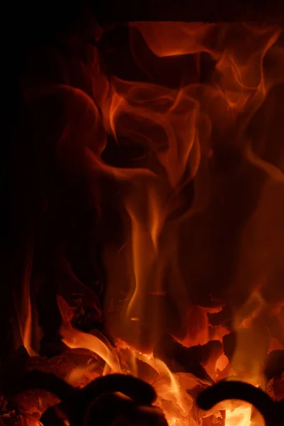 Огонь Пламя Отражением Черном Фоне — стоковое фото