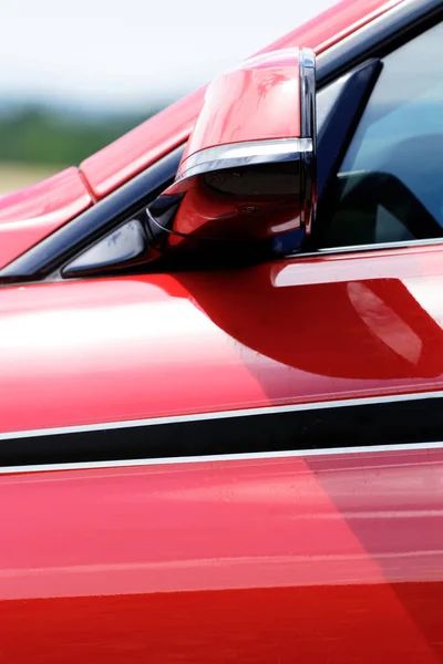 Detalle Del Coche Deportivo Rojo Caliente Espejo Retrovisor Lateral — Foto de Stock