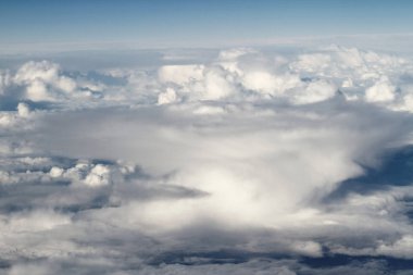 Bulutların üstündeki gökyüzüne bak