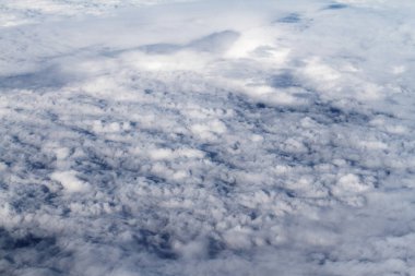 Bulutların üstündeki gökyüzüne bak