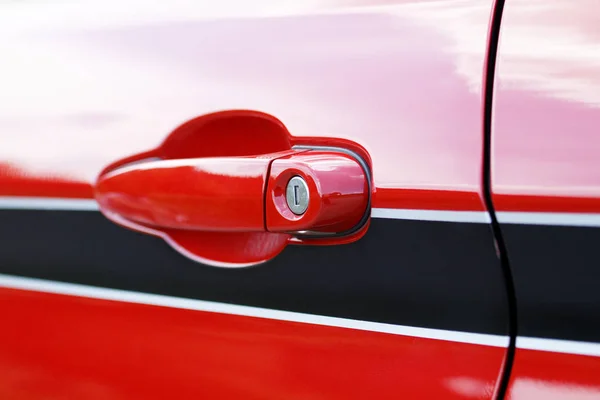 Λεπτομέρεια Στο Καυτό Κόκκινο Αυτοκίνητο Άθλημα Λαβή Της Πόρτας Του — Φωτογραφία Αρχείου