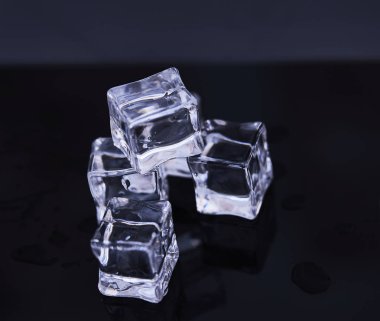 Cam küpler ve yansımalar - soyut karanlık fotoğraf