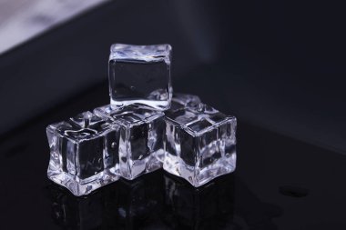 Cam küpler ve yansımalar - soyut karanlık fotoğraf